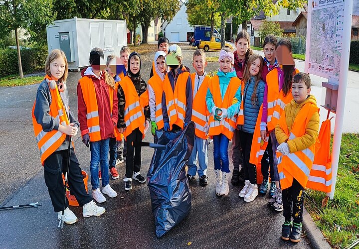 Kinder sammeln Müll